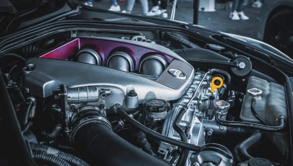 Detaljan prikaz motora automobila — primer ispravnog motora pre pojave kvarova ili gubitka snage