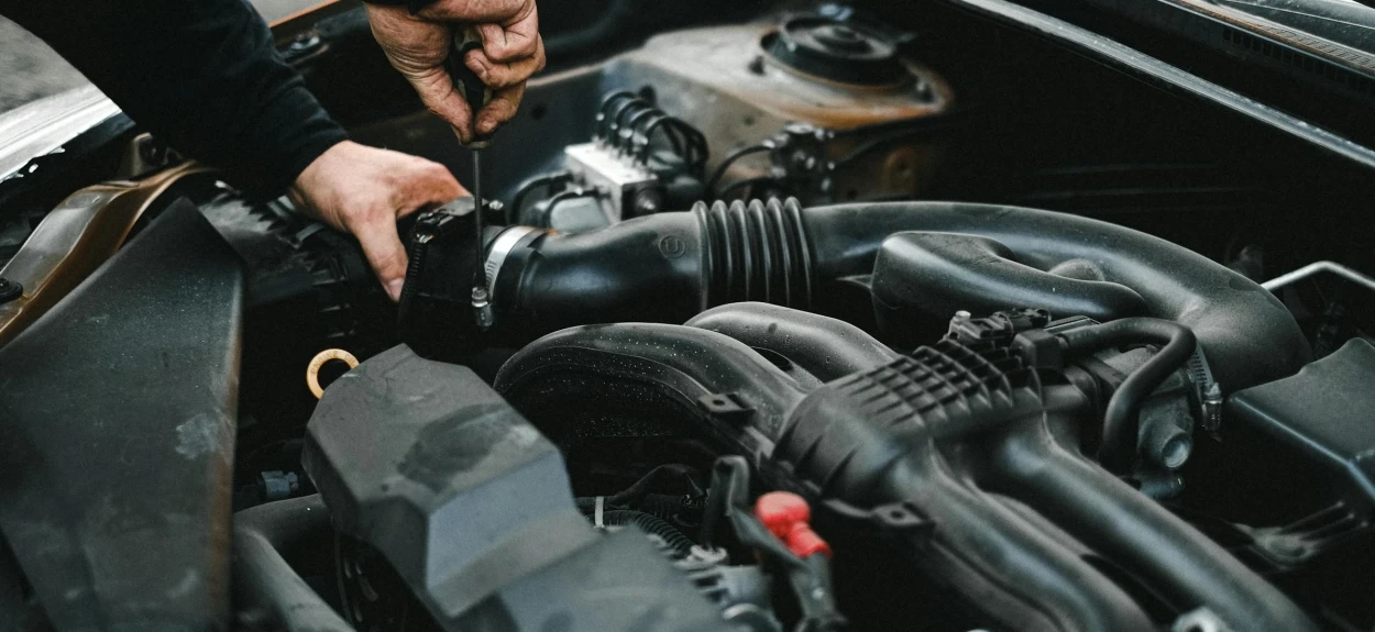 Mehaničar vrši dijagnostiku i popravku motora automobila — otkrivanje uzroka gašenja, vibracija i gubitka snage