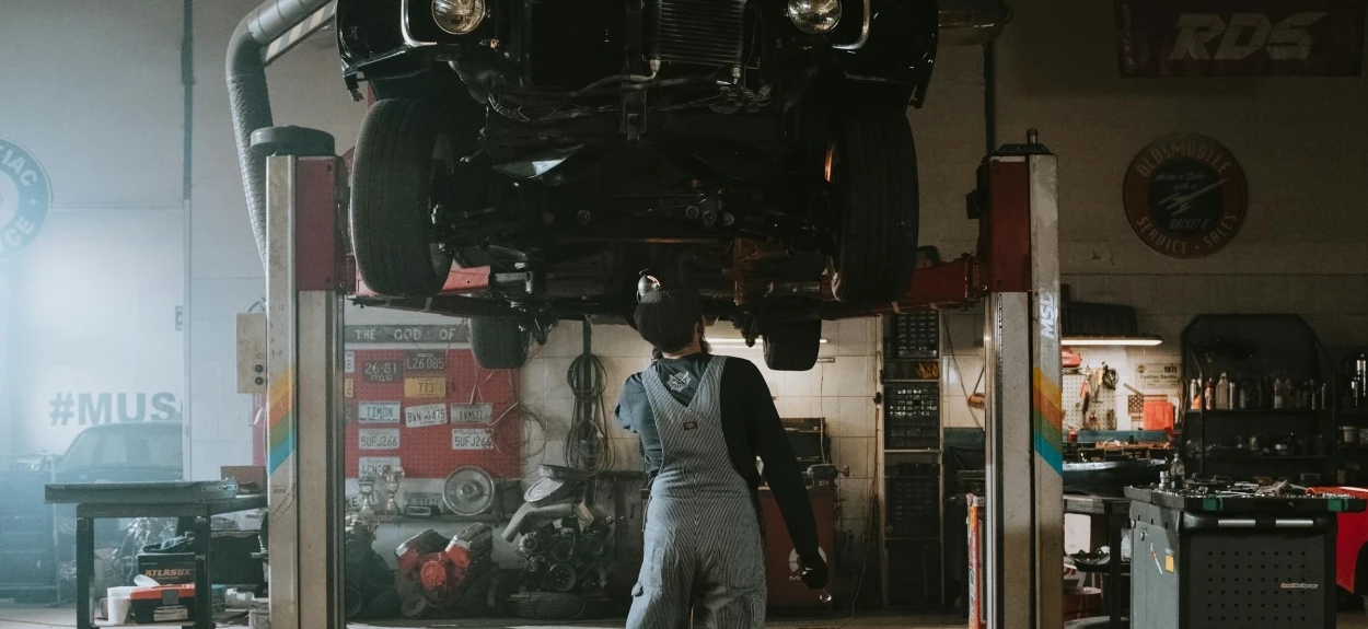 Mehaničar obavlja detaljnu proveru automobila u servisu pre kupovine polovnog vozila
