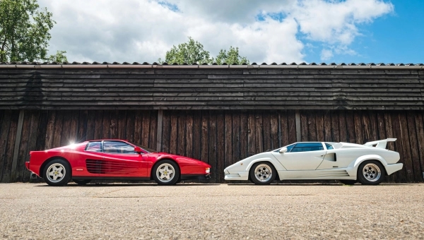 Direktan okršaj titana: Crveni Ferrari Testarossa i beli Lamborghini Countach parkirani jedan pored drugog kao simbol večitog rivalstva