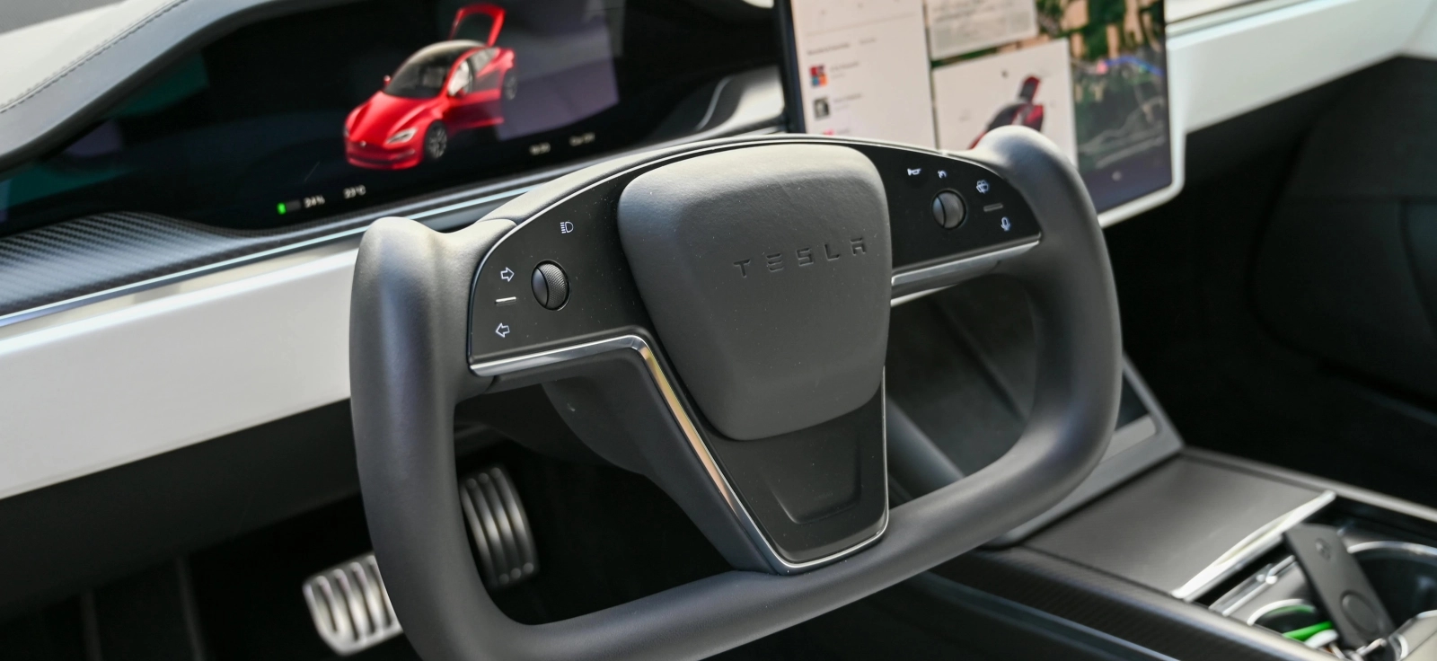 Unutrašnjost električnog automobila sa digitalnim ekranima i volanom – moderan dizajn i napredna tehnologija vožnje EV