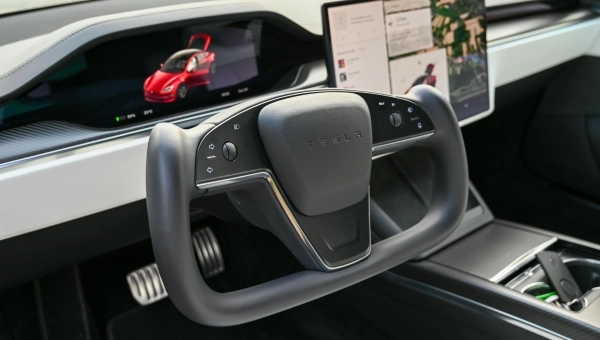 Unutrašnjost električnog automobila sa digitalnim ekranima i volanom – moderan dizajn i napredna tehnologija vožnje EV