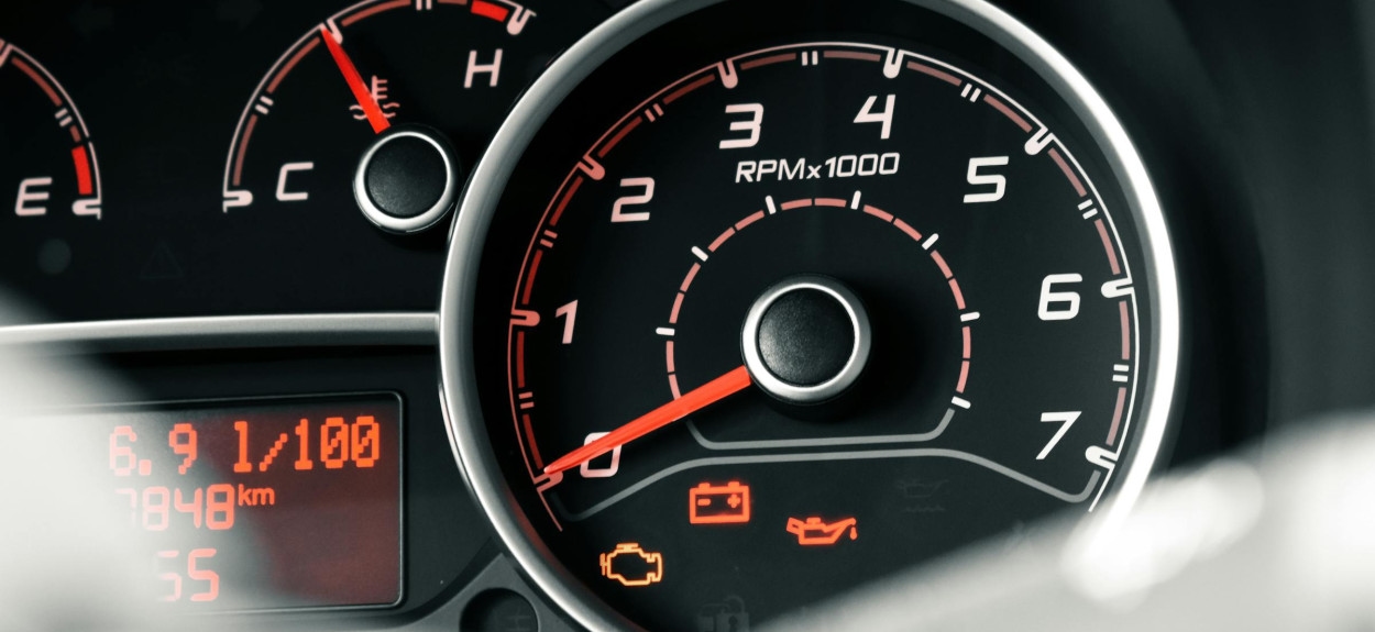 Krupni kadar instrument table automobila sa upaljenim lampicama za proveru motora i akumulatora koje mogu biti razlog za pad na tehničkom