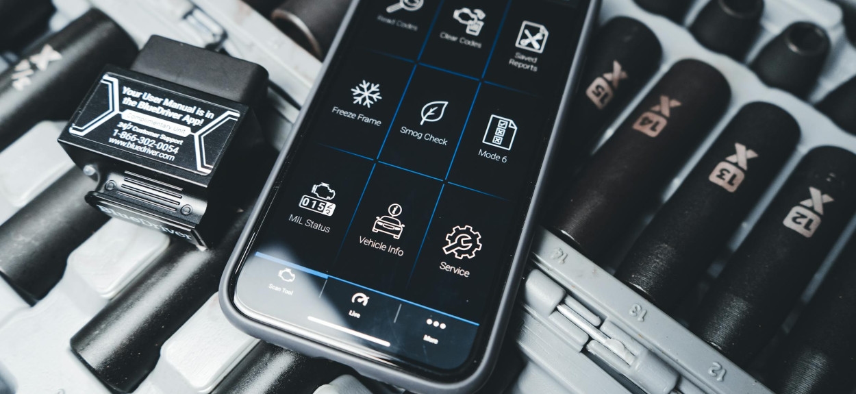 Mobilni telefon sa aplikacijom za OBD2 dijagnostiku i proveru grešaka na motoru automobila pre tehničkog pregleda