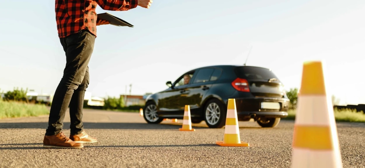 Auto na poligonu za autoskolu.