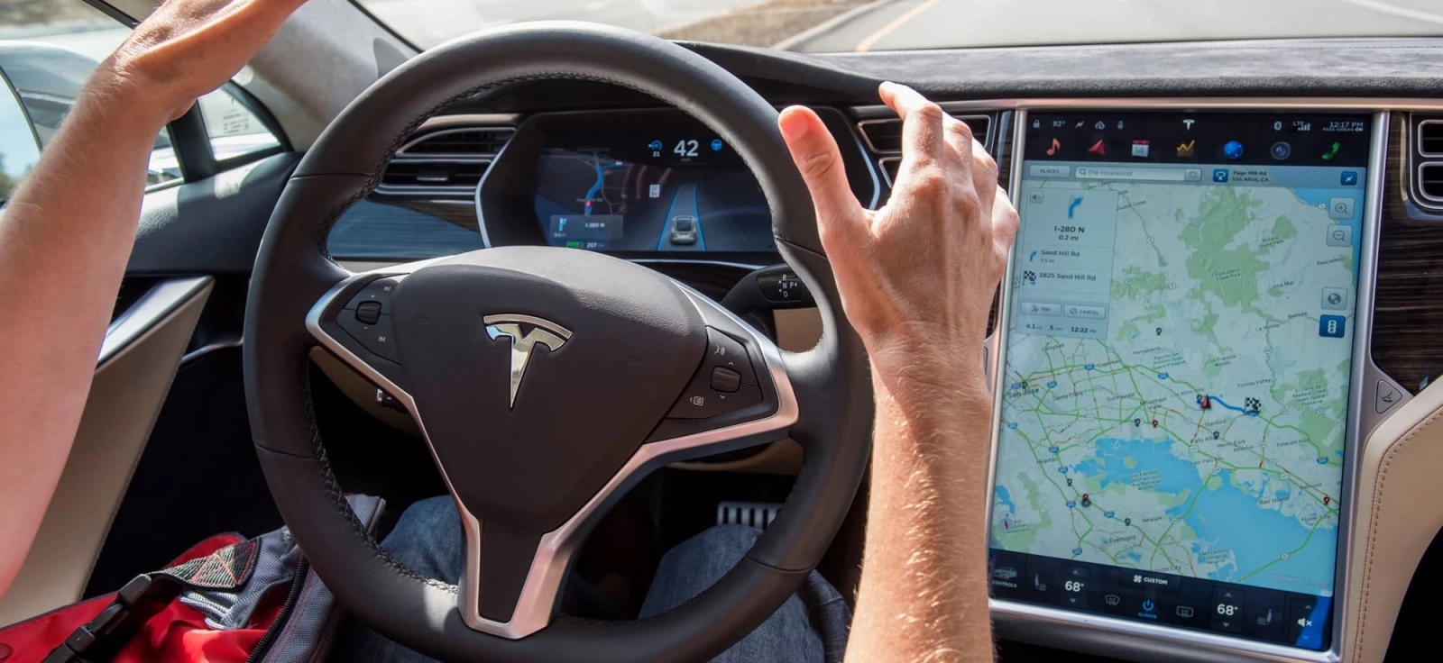 Prikaz ADAS tehnologije i asistencije vozaču tokom poluautonomne vožnje u savremenom automobilu