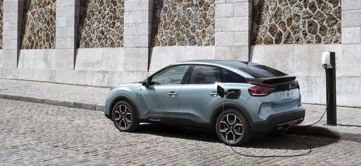 Citroën ë-C4 na punjaču – električni model iz Stellantis grupe razvijen kroz zajedničke EV STLA platforme