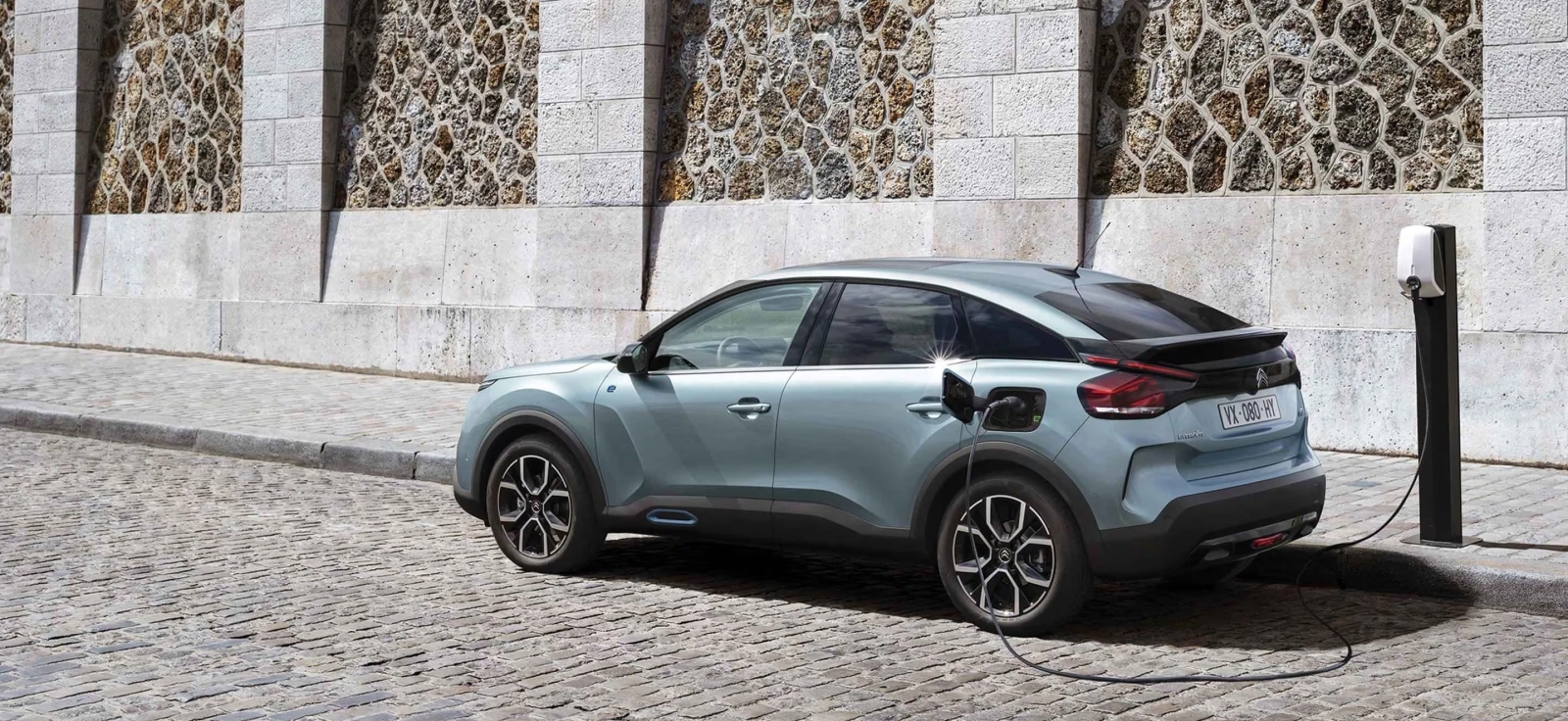 Citroën ë-C4 na punjaču – električni model iz Stellantis grupe razvijen kroz zajedničke EV STLA platforme