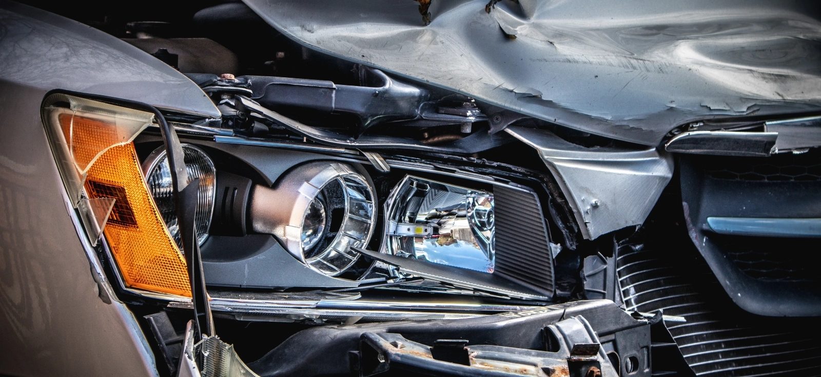 Detalj oštećenog automobila nakon saobraćajne nezgode, udarac u prednji deo vozila