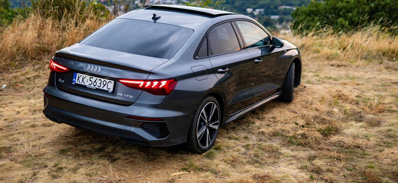 Zadnji deo sivog Audi A3 modela sa vidljivom oznakom 35 TFSI na gepeku koja označava snagu motora
