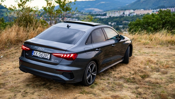 Zadnji deo sivog Audi A3 modela sa vidljivom oznakom 35 TFSI na gepeku koja označava snagu motora