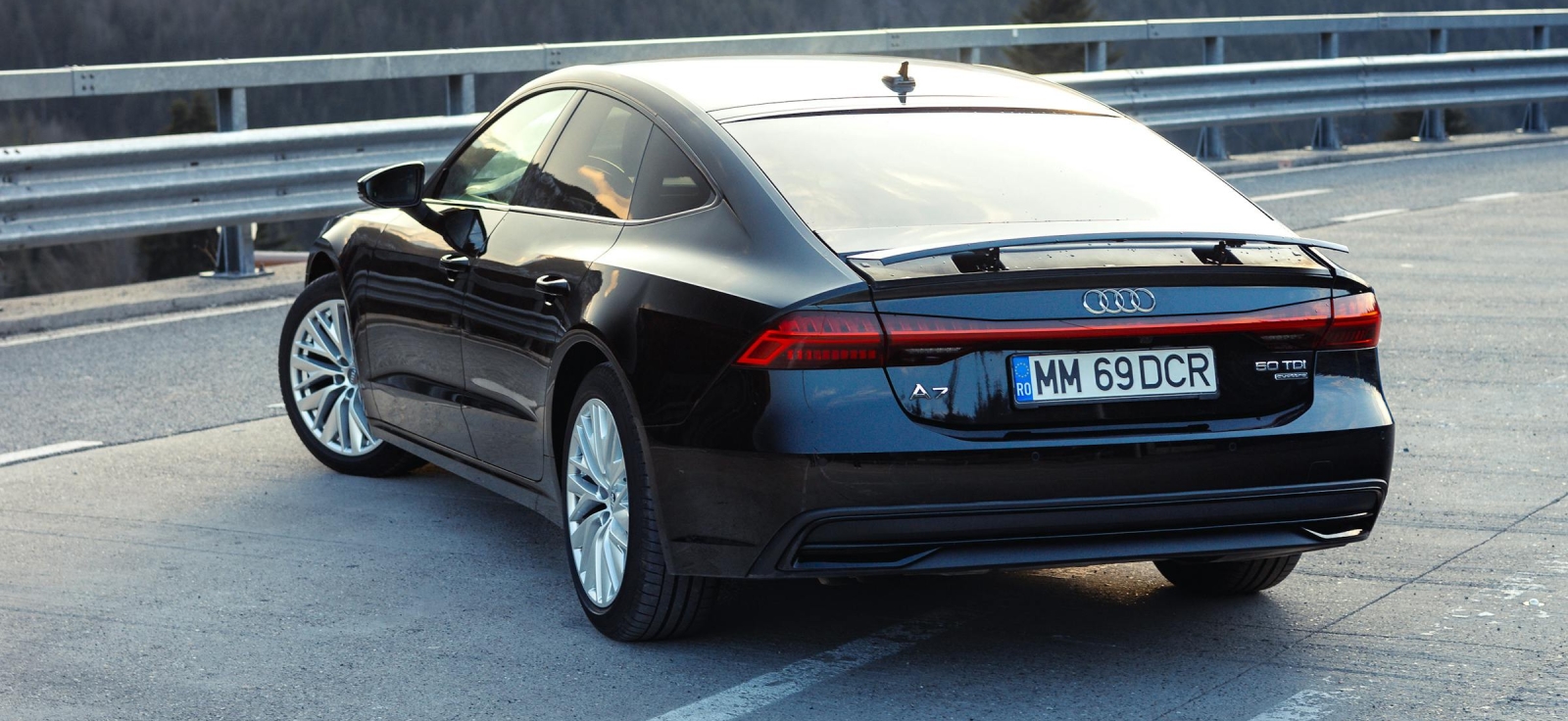 Crni Audi A7 sa oznakom 50 TDI koja predstavlja moćni V6 motor i rang snage u novoj Audijevoj nomenklaturi