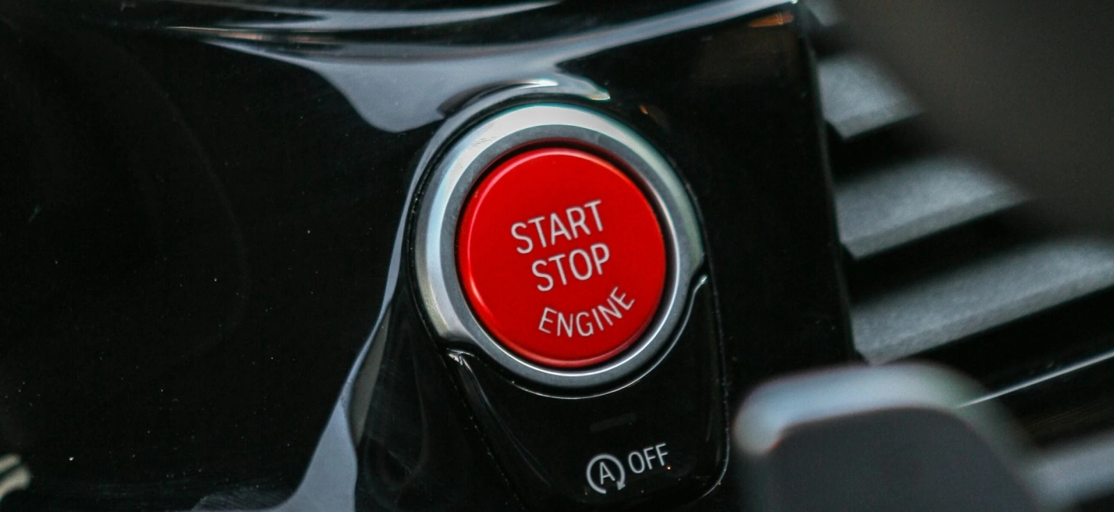 Dugme Start-Stop sistema u automobilu za automatsko gašenje i paljenje motora