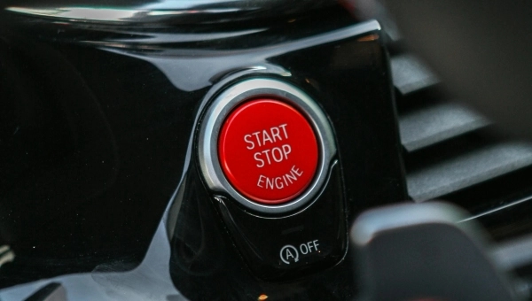 Dugme Start-Stop sistema u automobilu za automatsko gašenje i paljenje motora