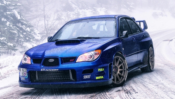 Plavi Subaru WRX STI na snežnom putu, demonstracija stabilnosti i superiornosti simetričnog AWD sistema u ekstremnim zimskim uslovima.