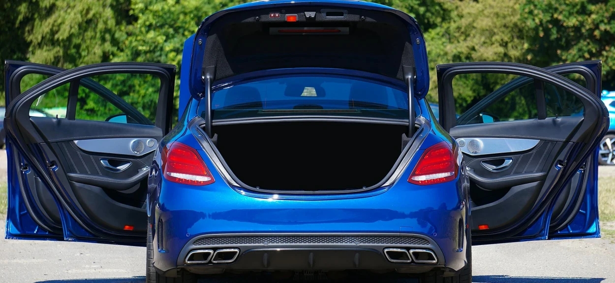 Detaljna provera polovnog automobila – otvorena vrata i gepek tokom tehničkog pregleda pre kupovine vozila