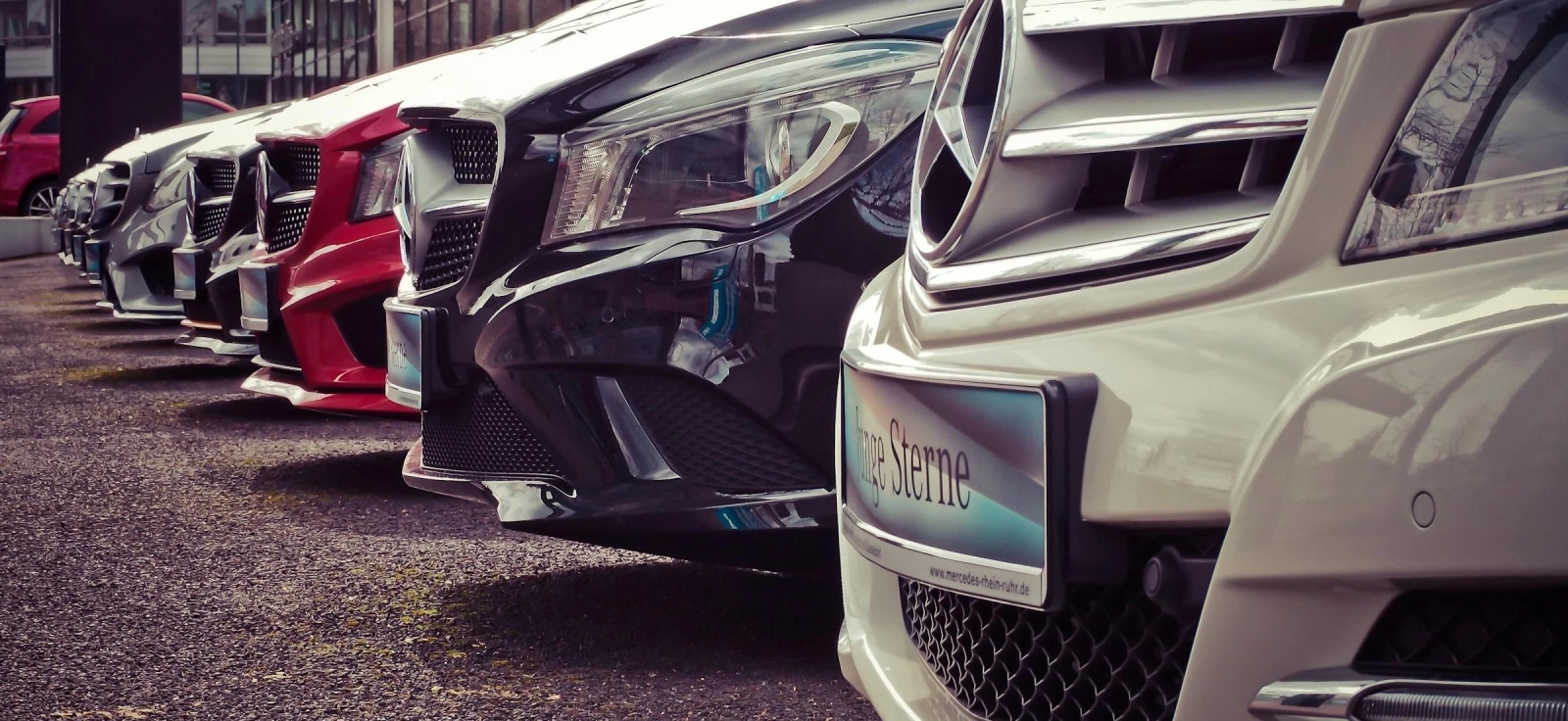 Red polovnih automobila na auto-placu spremnih za prodaju – primer ponude polovnih vozila različitih marki