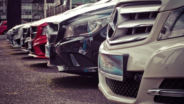 Red polovnih automobila na auto-placu spremnih za prodaju – primer ponude polovnih vozila različitih marki
