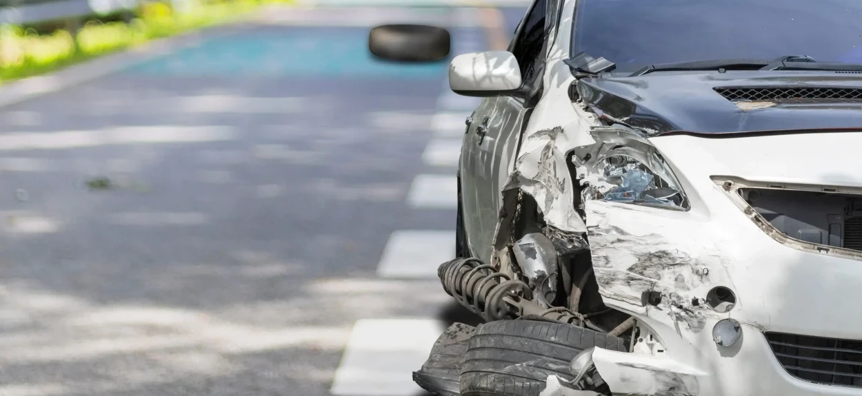 Oštećen automobil nakon saobraćajne nesreće – primer vozila koje je doživelo totalnu štetu, važno proveriti pre kupovine polovnog automobila