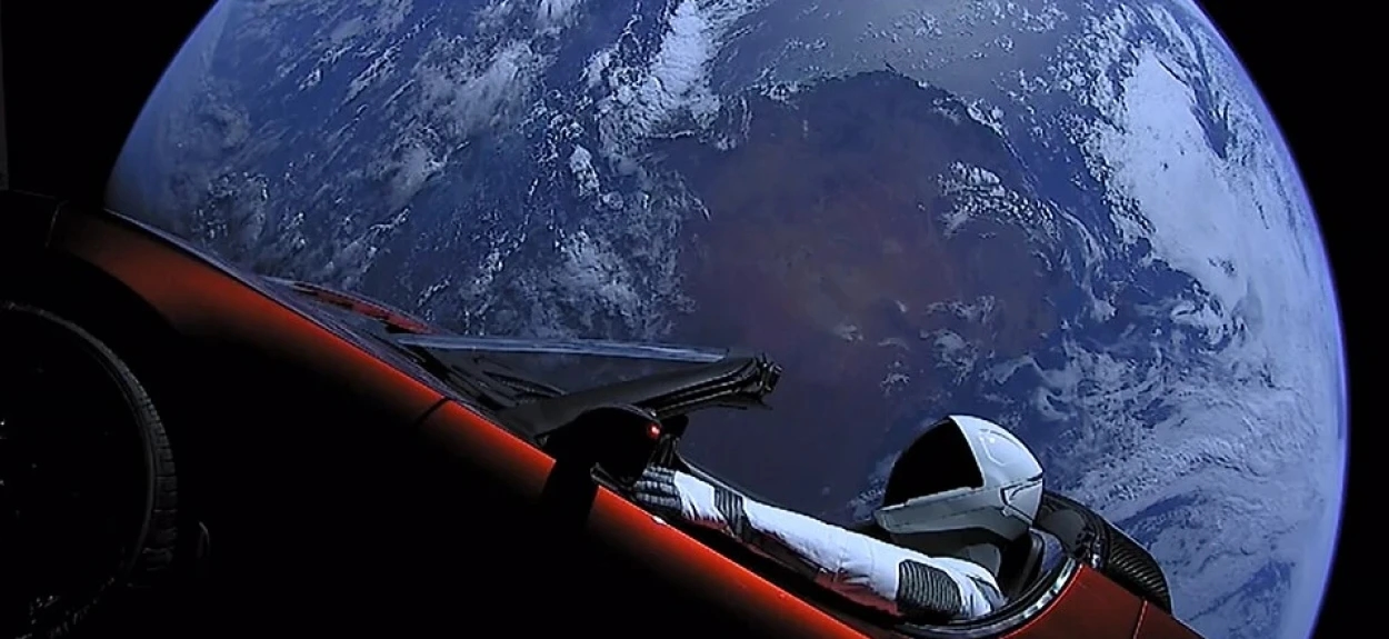 Tesla Roadster 2008 u svemiru sa lutkom Starman i pogledom na Zemlju