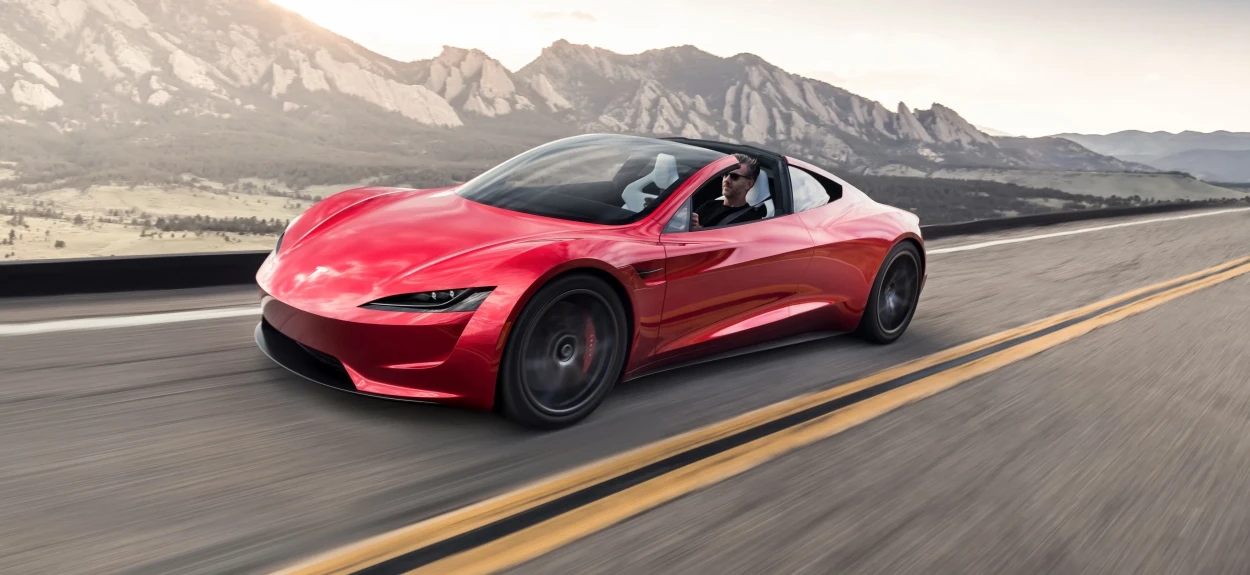 Tesla Roadster novi model u vožnji kroz planinski predeo