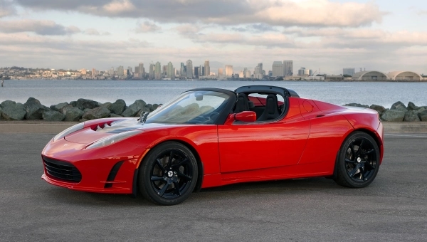 Tesla Roadster 2008 parkiran pored obale u San Dijegu sa panoramom grada