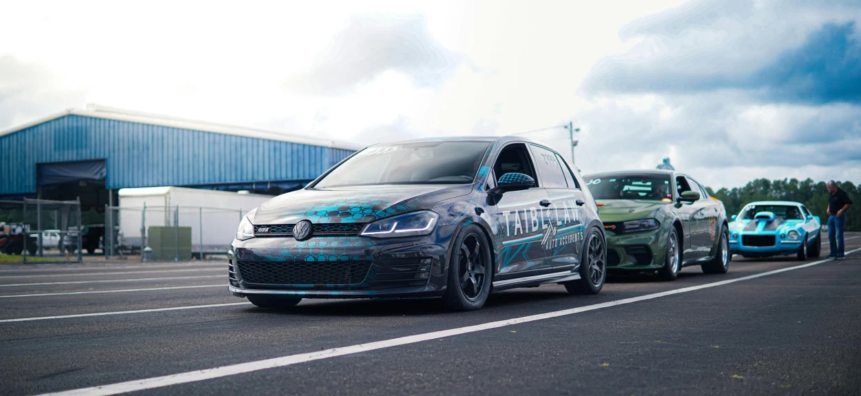 Tri automobila u koloni koja se krece na stazi za testiranje.