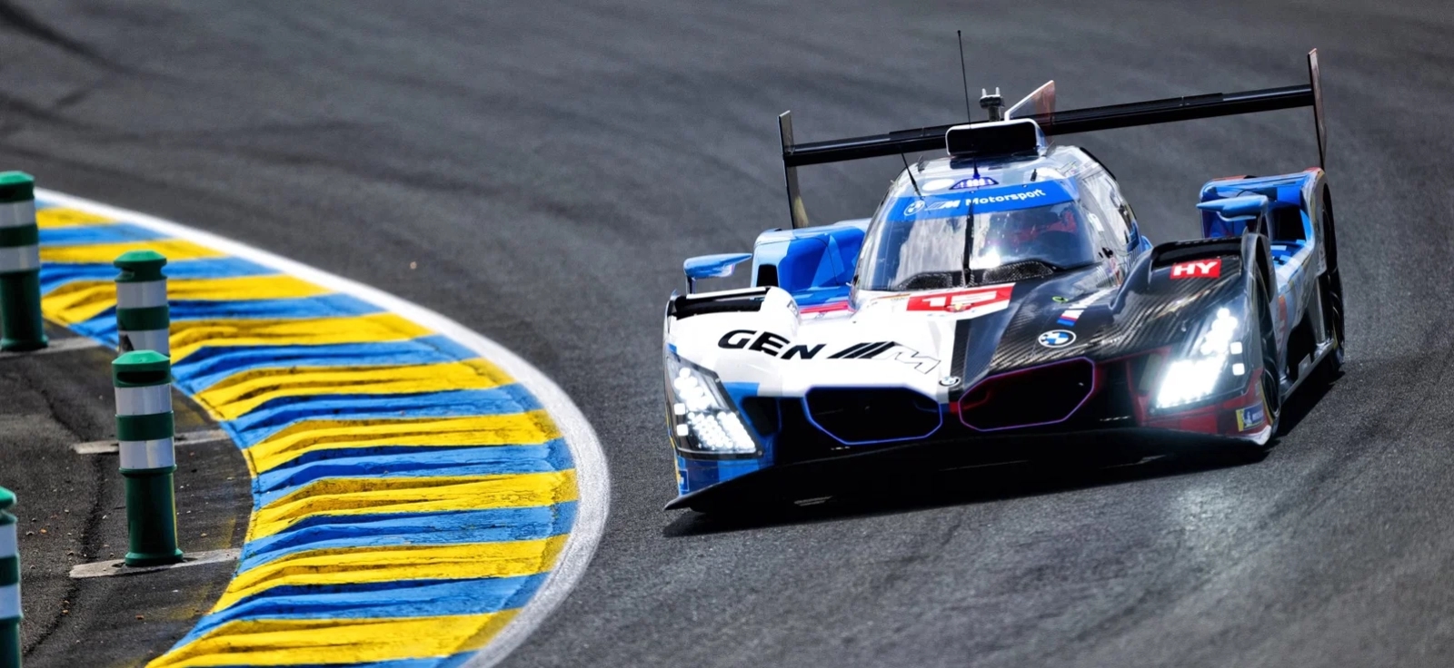 BMW M Hybrid V8 prototip sa pol pozicije prolazi kroz krivinu na stazi