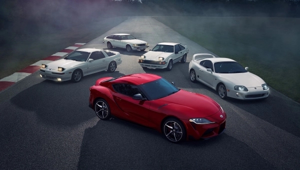 Sve generacije Toyota Supre – od MK1 do MK5 parkirane na stazi, sa crvenom A90 u prvom planu