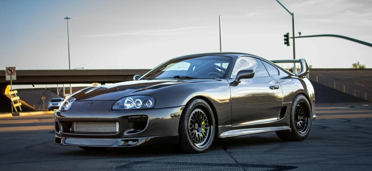 Toyota Supra MK4 (A80) parkirana na ulici, legendarni 2JZ motor i JDM dizajn u fokusu