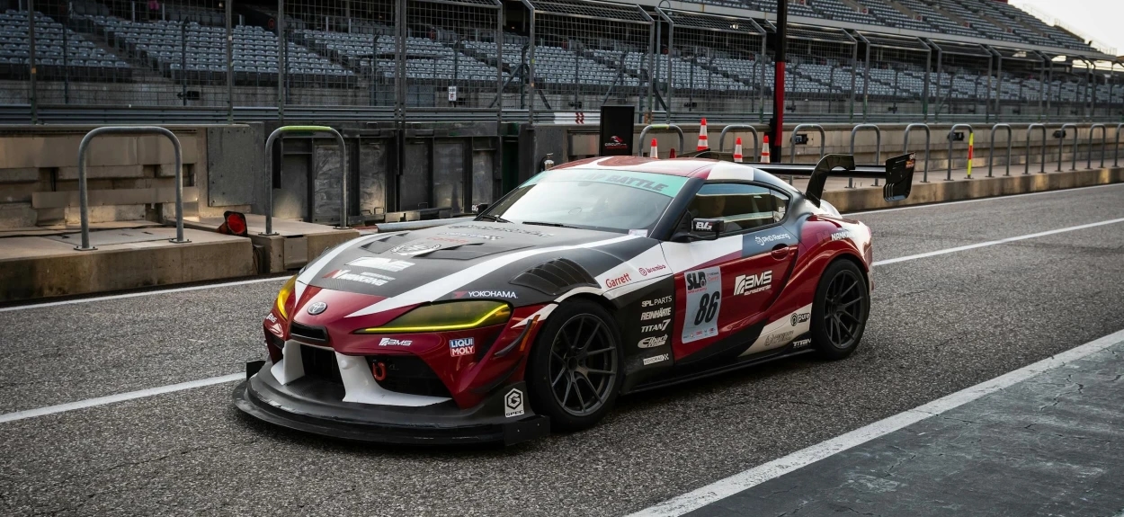 Toyota Supra A90 GT4 trkačka verzija na stazi tokom priprema za motorsport takmičenje