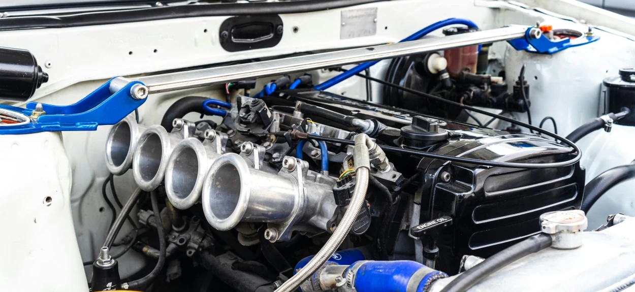 Prikaz motora koji ima zamenjene neke delove.