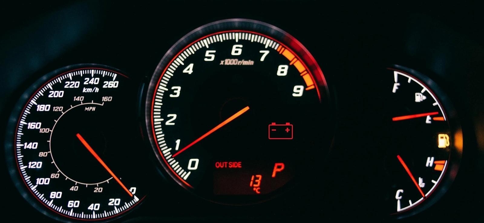 Instrument tabla automobila sa upaljenom lampicom akumulatora i upozorenjem na električni sistem