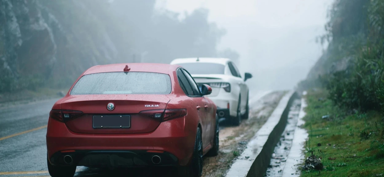 Automobil na putu kroz kišu i maglu – povratak vozila iz Italije u Srbiju nakon kupovine