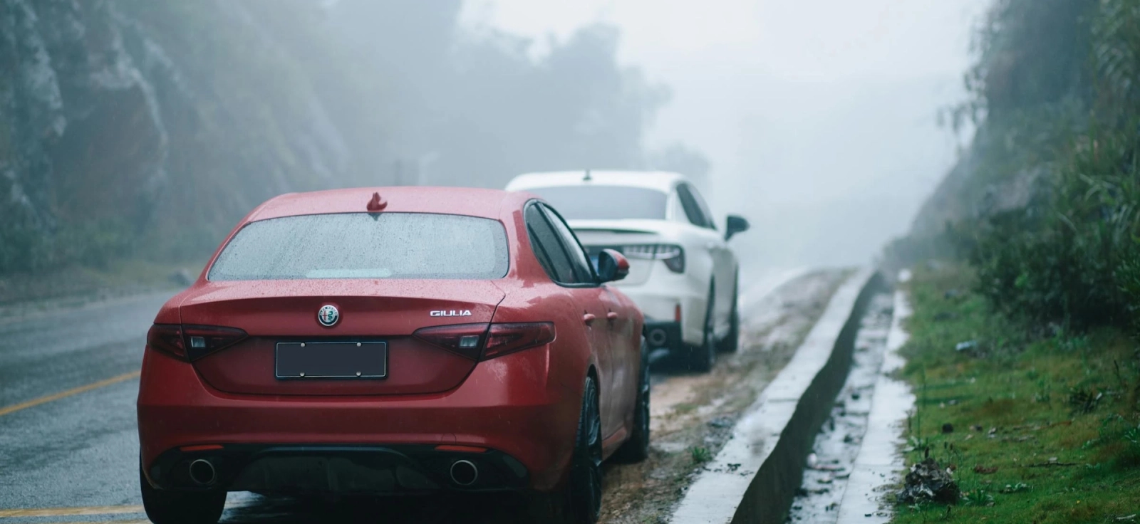 Automobil na putu kroz kišu i maglu – povratak vozila iz Italije u Srbiju nakon kupovine