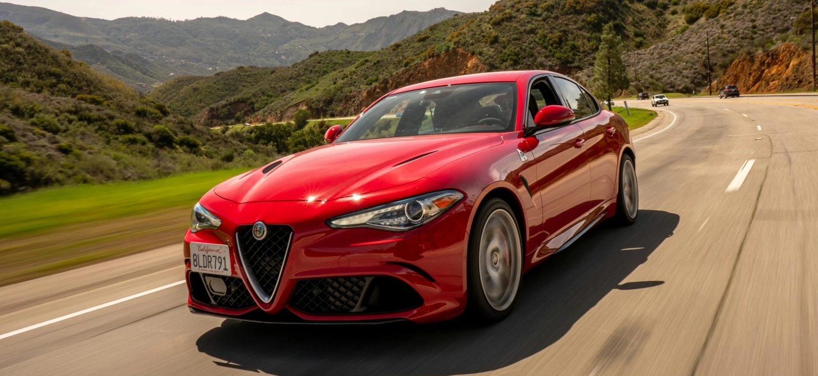 Crveni Alfa Romeo na italijanskom autoputu – polovni automobili iz Italije za uvoz u Srbiju