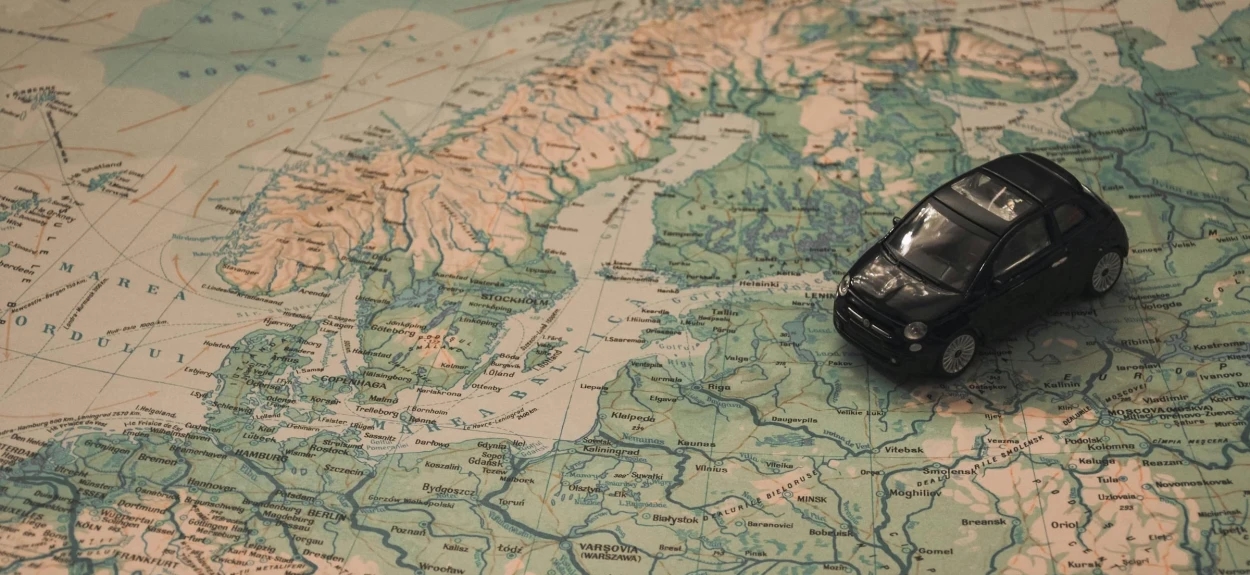 Mapa Evrope sa igračkom automobila – planiranje puta za uvoz automobila iz Italije u Srbiju
