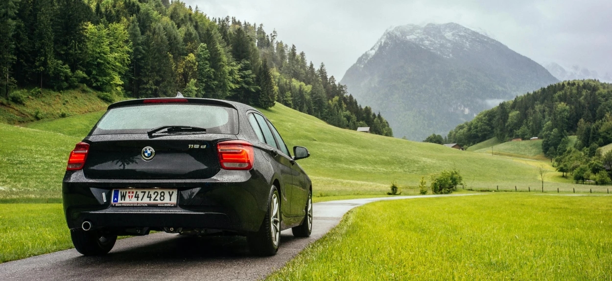 Automobil uvezen iz Austrije na putu ka Srbiji kroz planinski predeo