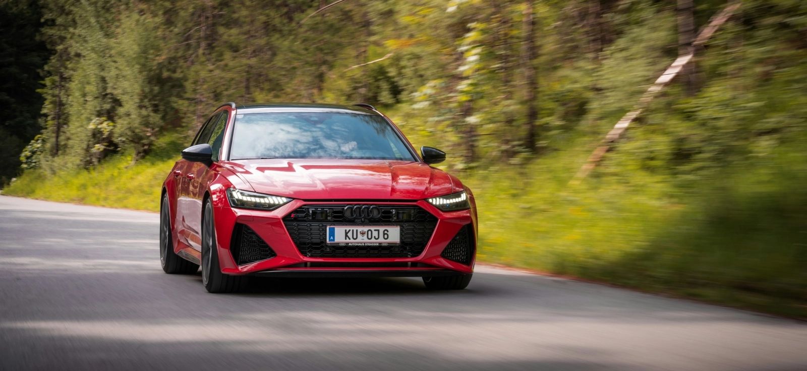 Uvoz automobila iz Austrije – crveni automobil na putu ka Srbiji