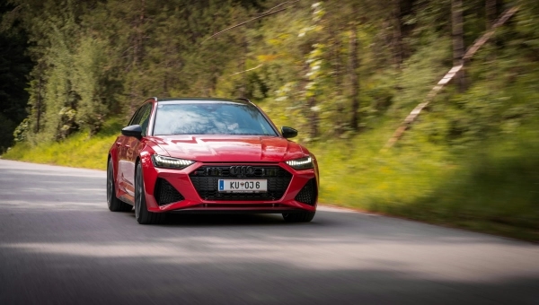 Uvoz automobila iz Austrije – crveni automobil na putu ka Srbiji
