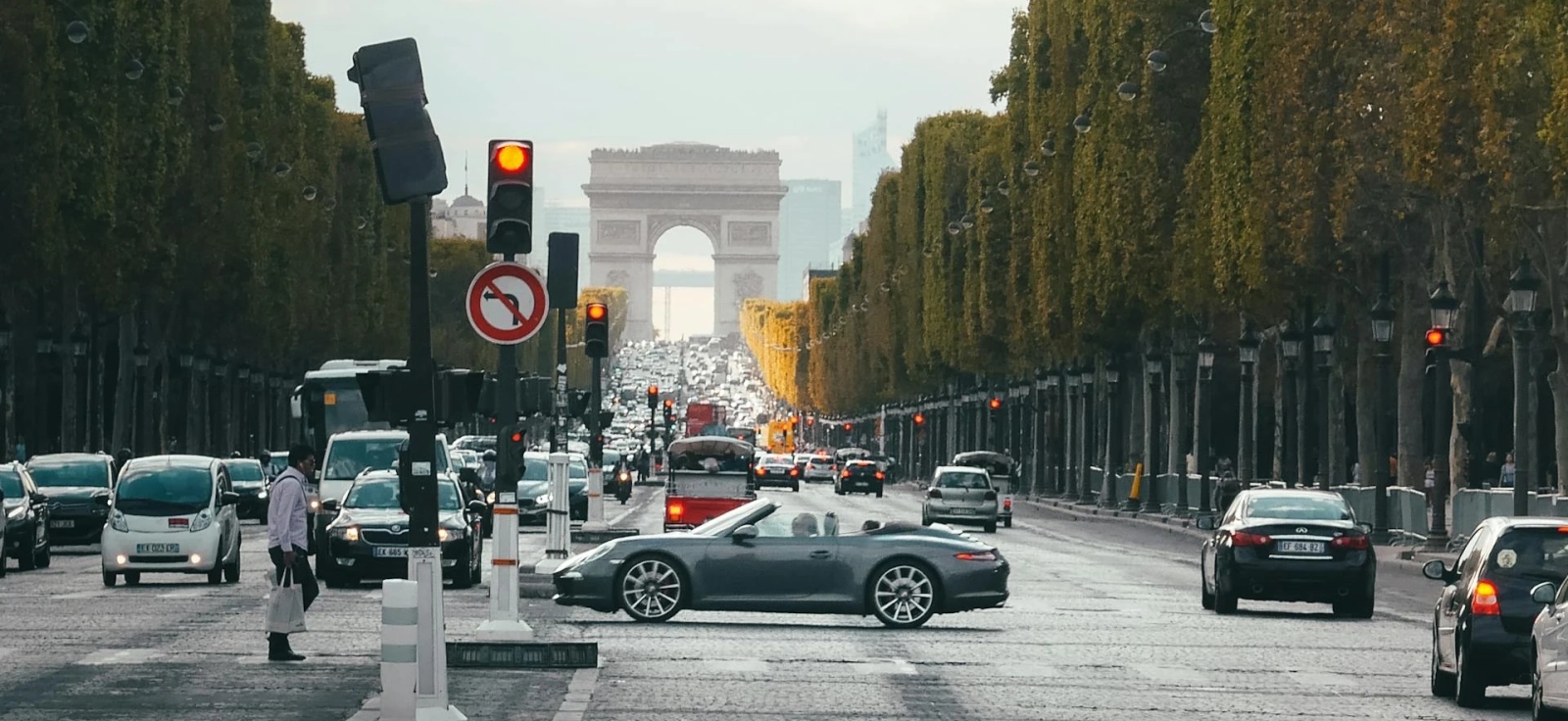 Uvoz automobila iz Francuske – vozila kod Trijumfalne kapije u Parizu