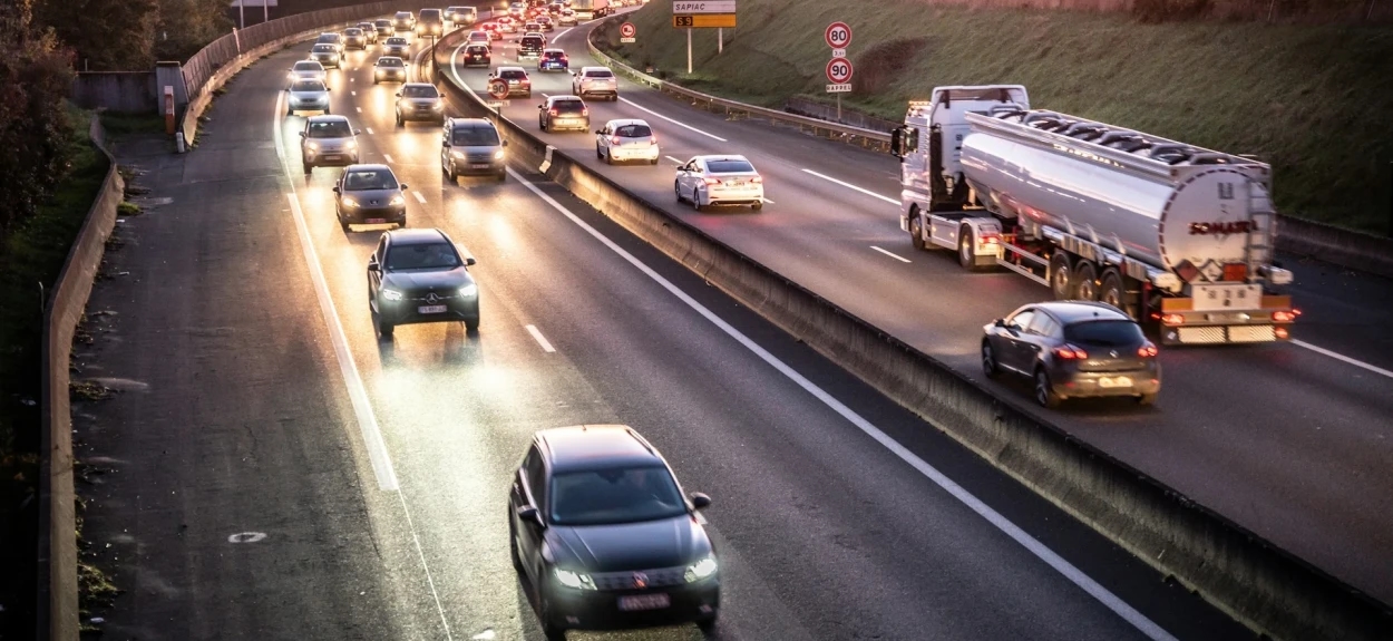 Špedicija kao rešenje kod uvoza automobila iz Francuske – vozila na autoputu