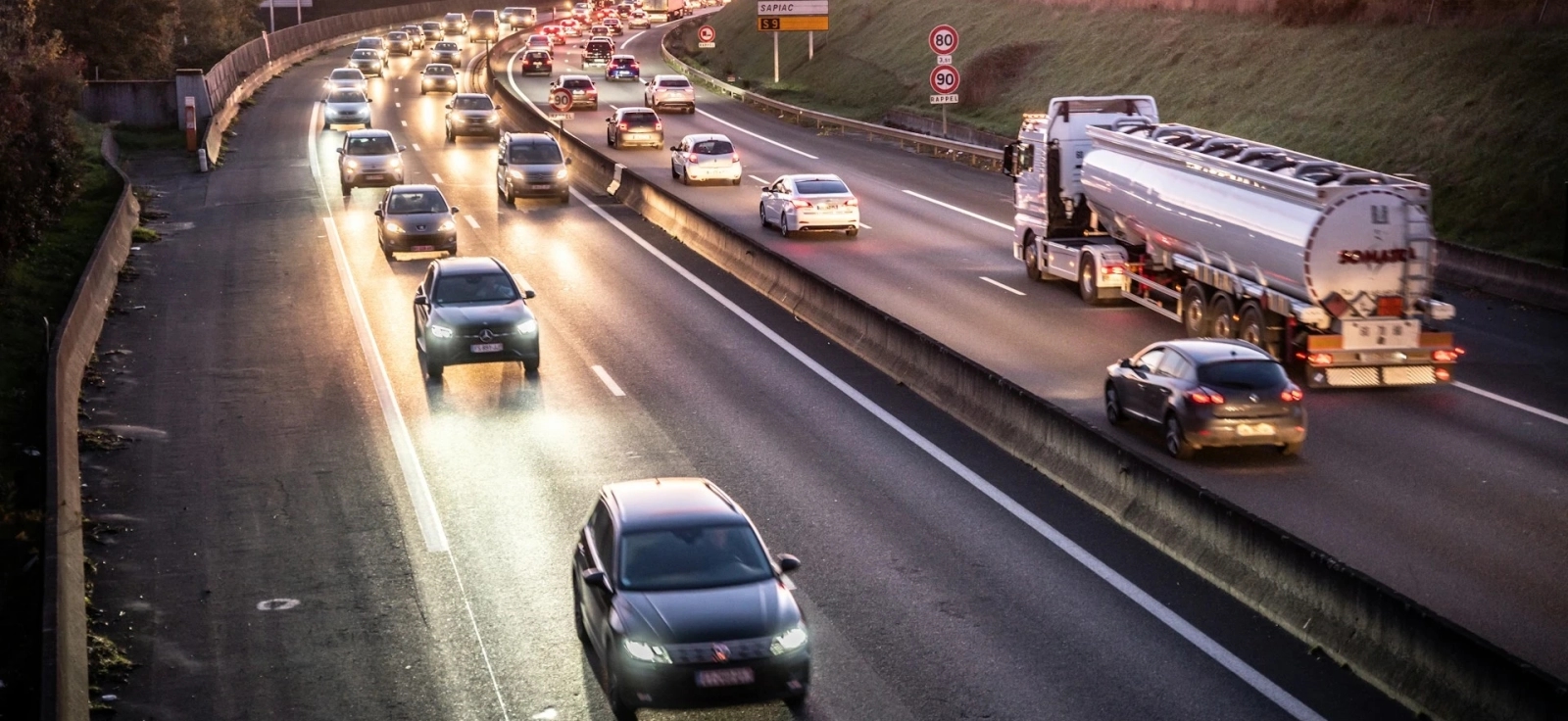 Špedicija kao rešenje kod uvoza automobila iz Francuske – vozila na autoputu