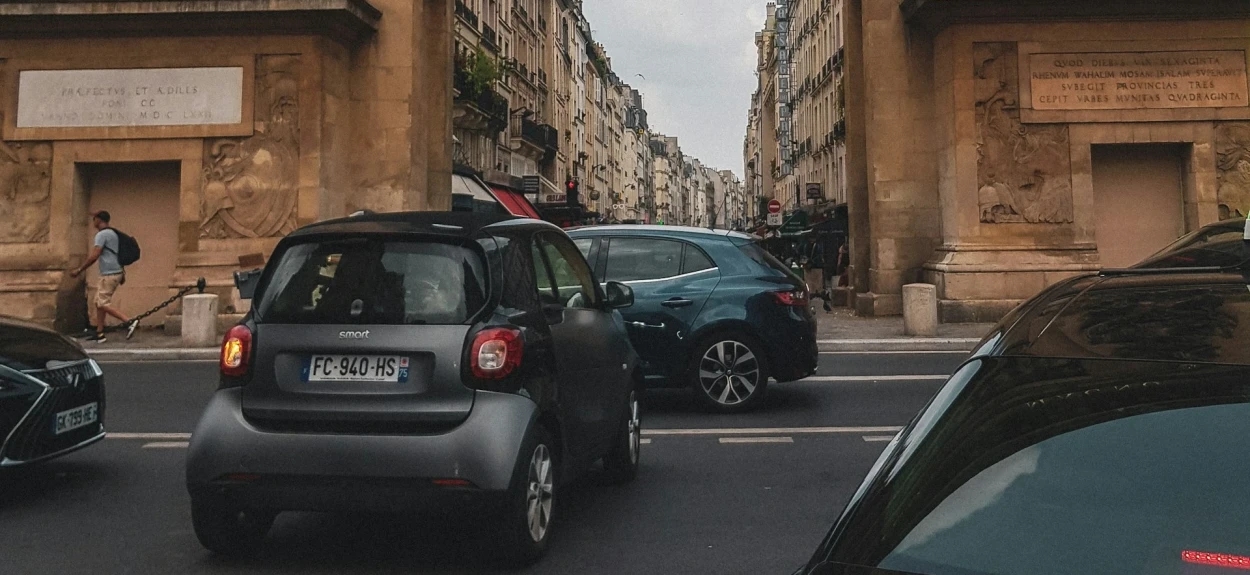 Automobil u vožnji kroz francuske ulice pre izvoza u Srbiju