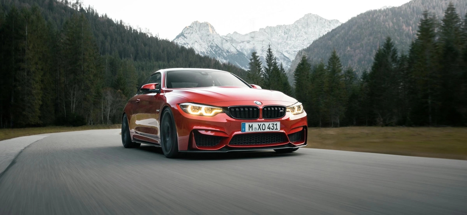 Crveni BMW na planinskom putu u Nemačkoj, uvoz automobila iz Nemačke 2025