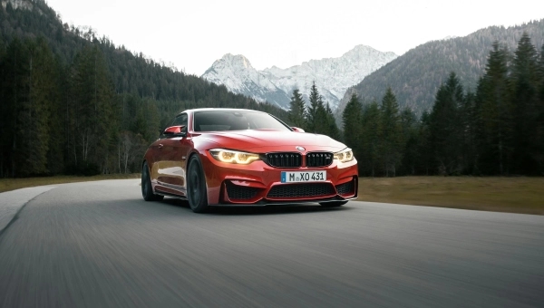 Crveni BMW na planinskom putu u Nemačkoj, uvoz automobila iz Nemačke 2025