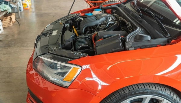 Veliki servis auta – motorni prostor tokom servisa
