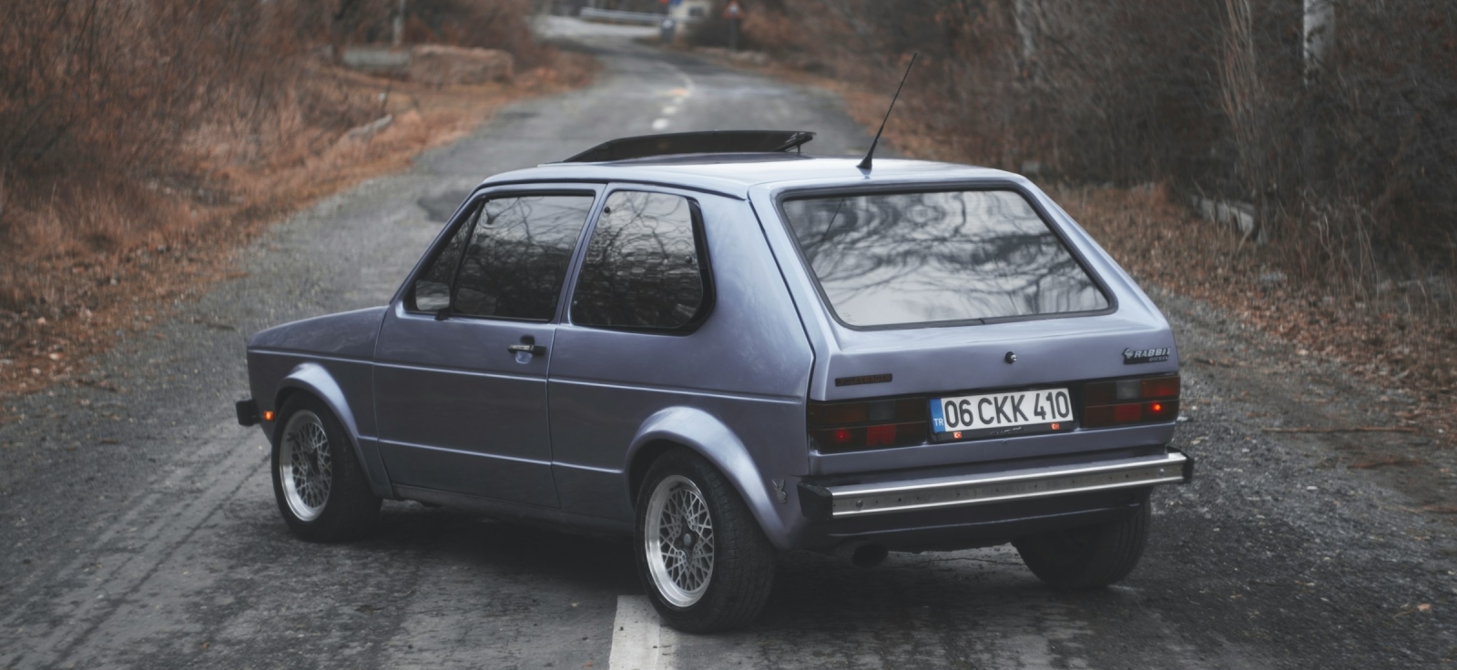 Sivi Volkswagen Golf 1 hečbek prve generacije parkiran na asfaltnom putu