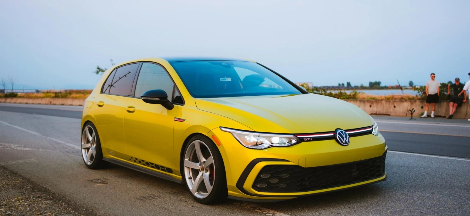 Volkswagen Golf GTI Mk8 u žutoj boji na putu – moderna verzija legendarne GTI serije, spoj digitalne tehnologije i vozačke strasti.