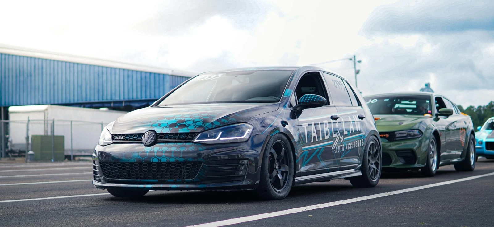 Tjunirani Volkswagen Golf GTI na trkačkoj stazi – simbol GTI tuning kulture i personalizacije automobila.